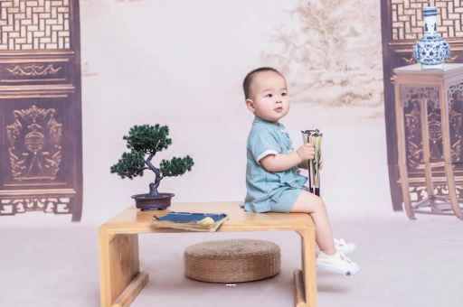 南安宝宝边吃奶边挣扎烦躁